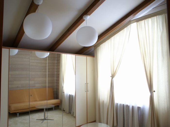 Натяжной потолок в частном доме – эстетичное, удобное и практичное решение