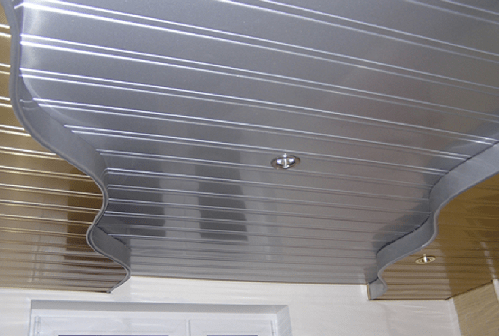 Реечный алюминиевый потолок: преимущества и монтаж